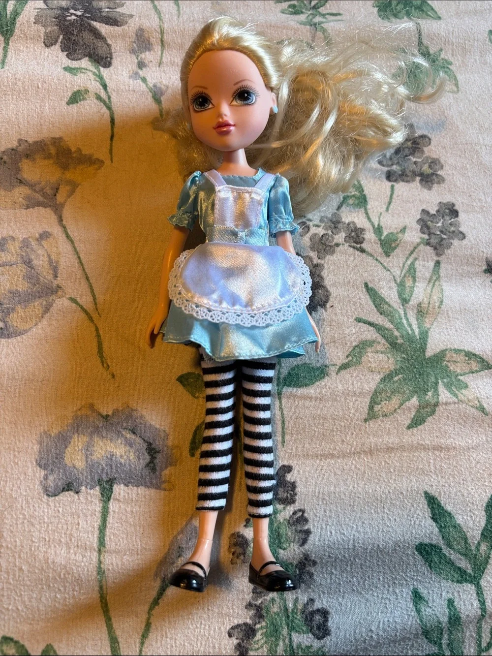 Rare 2010 MGA Moxie Girlz Alice in Wonderland Avery fashion doll.